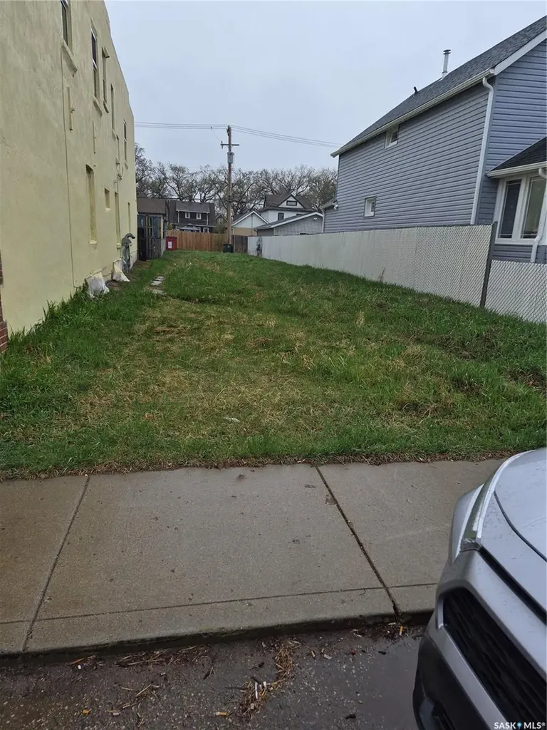 219 D Avenue S Saskatoon SK S7M 1P8
