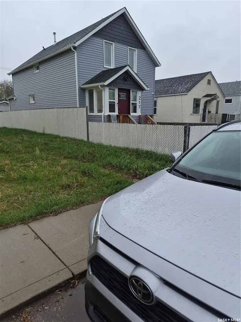 219 D Avenue S Saskatoon SK S7M 1P8