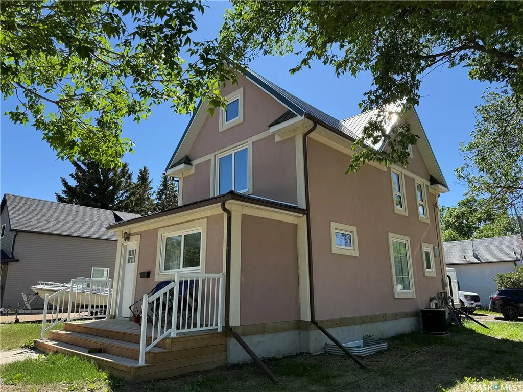 301 3rd Street S Weyburn SK S4H 2C5