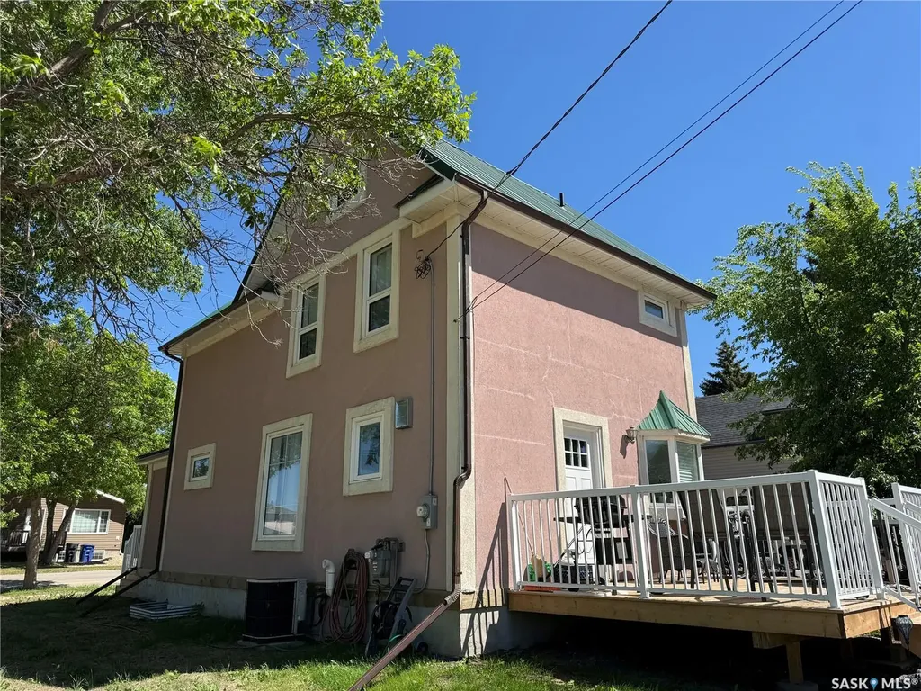 301 3rd Street S Weyburn SK S4H 2C5
