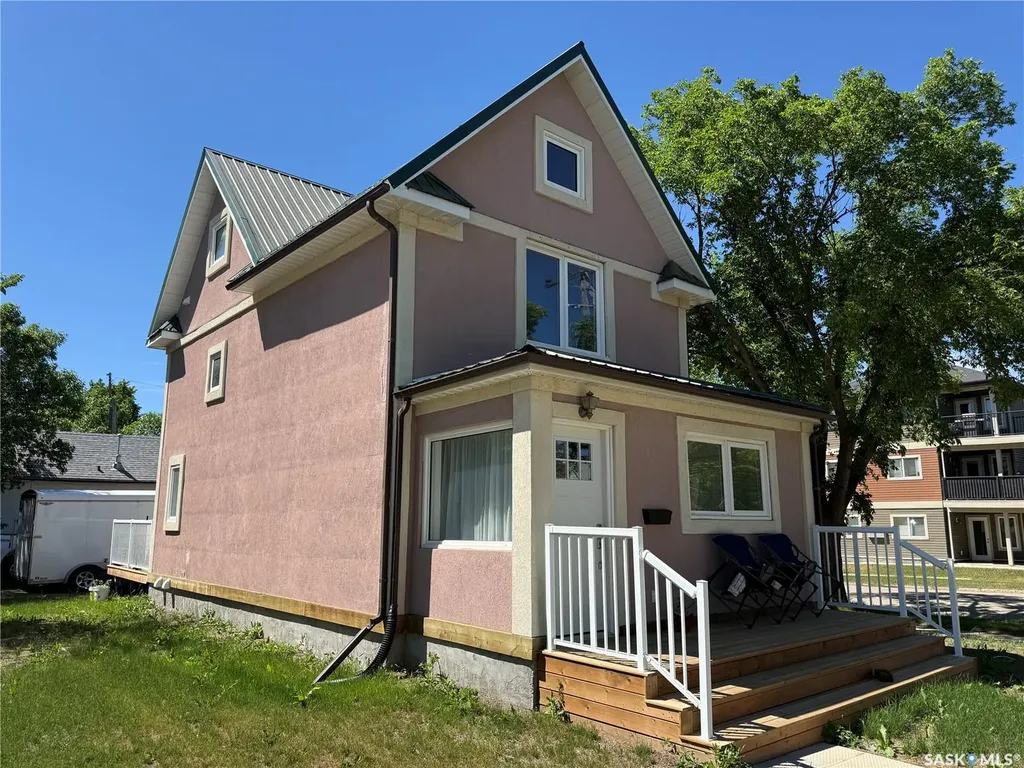 301 3rd Street S Weyburn SK S4H 2C5