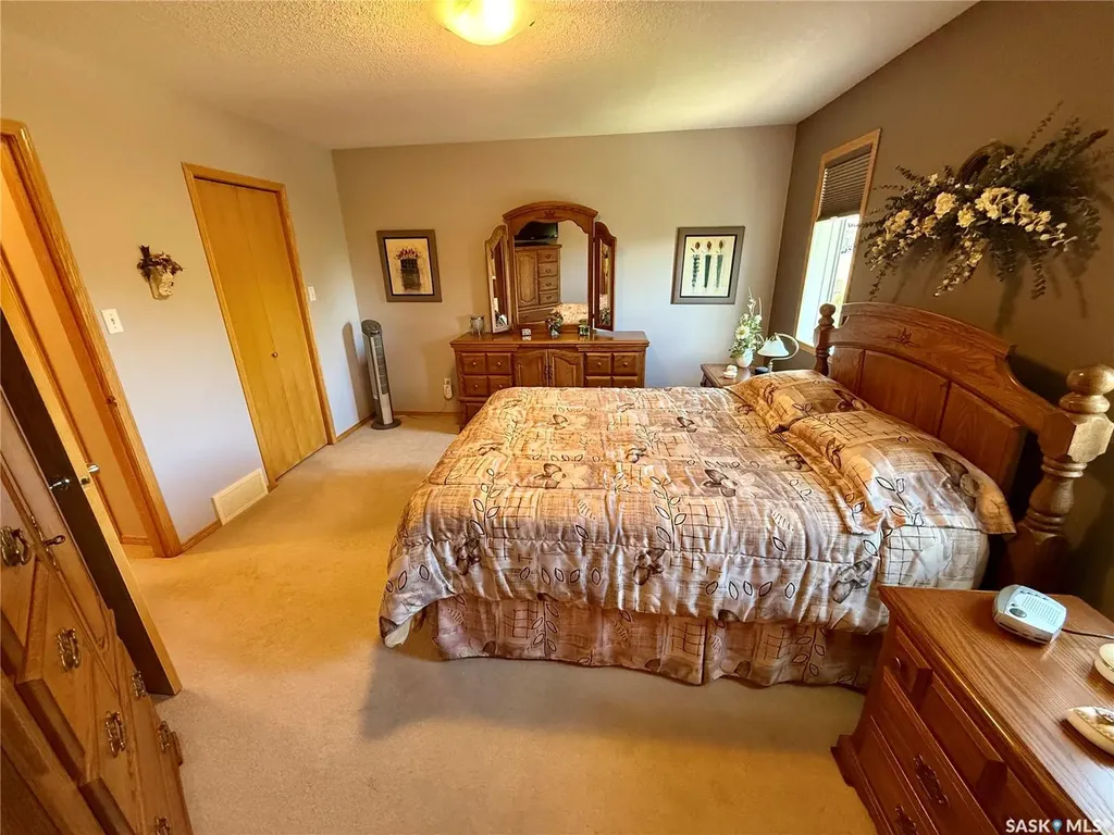 223 Mikkelson Drive Regina SK S4T 0A3