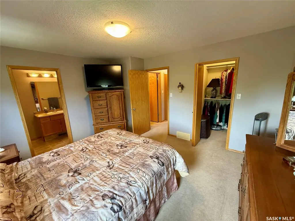223 Mikkelson Drive Regina SK S4T 0A3