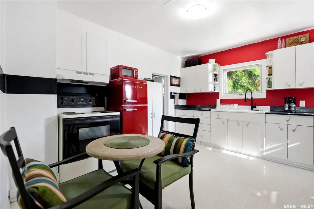 412 Vaughan Street Moose Jaw SK S6H 5N2