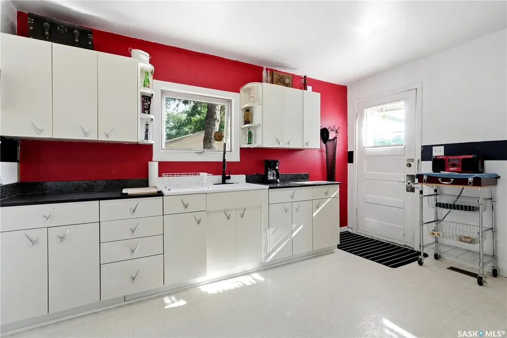 412 Vaughan Street Moose Jaw SK S6H 5N2