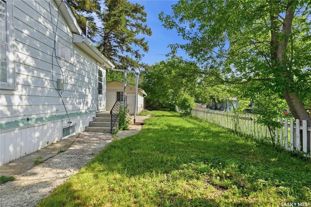 412 Vaughan Street Moose Jaw SK S6H 5N2