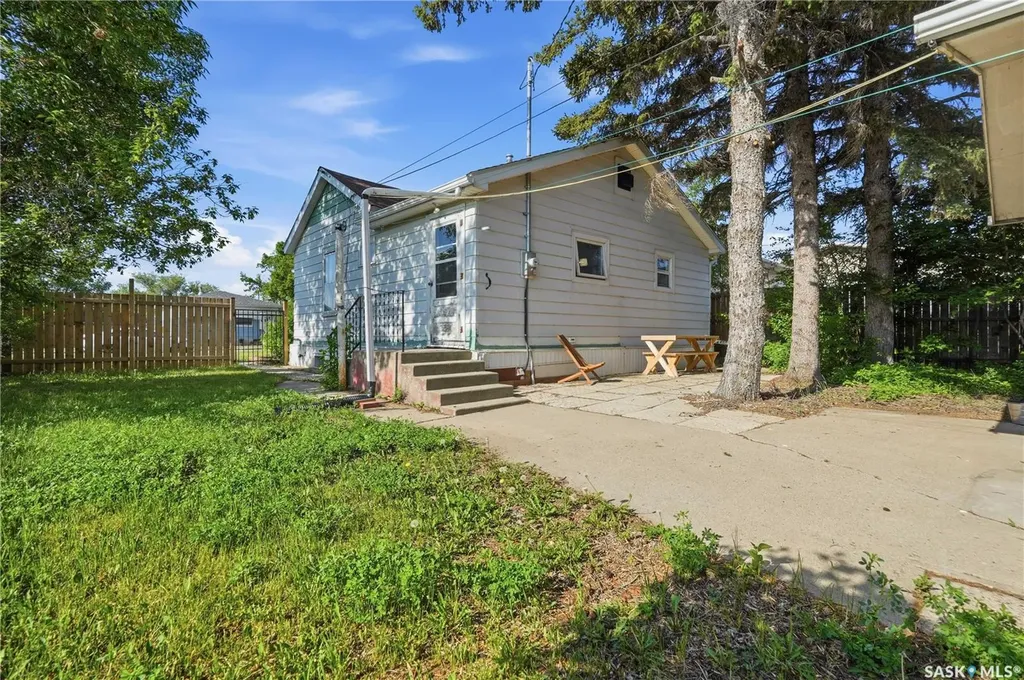412 Vaughan Street Moose Jaw SK S6H 5N2