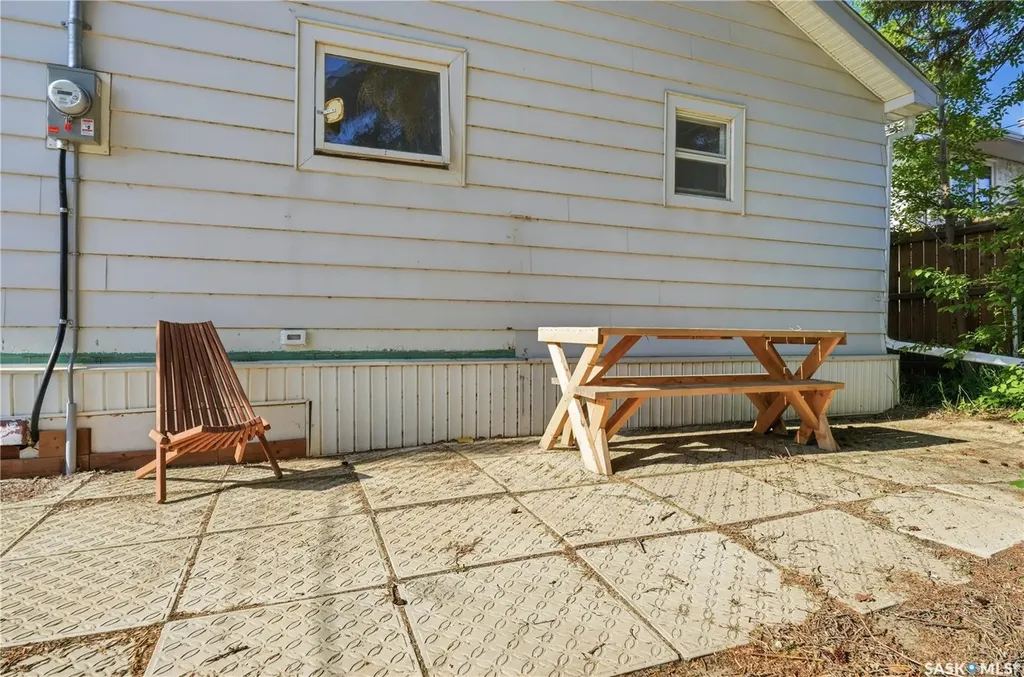 412 Vaughan Street Moose Jaw SK S6H 5N2