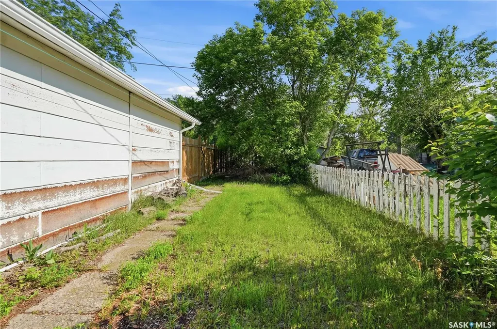 412 Vaughan Street Moose Jaw SK S6H 5N2