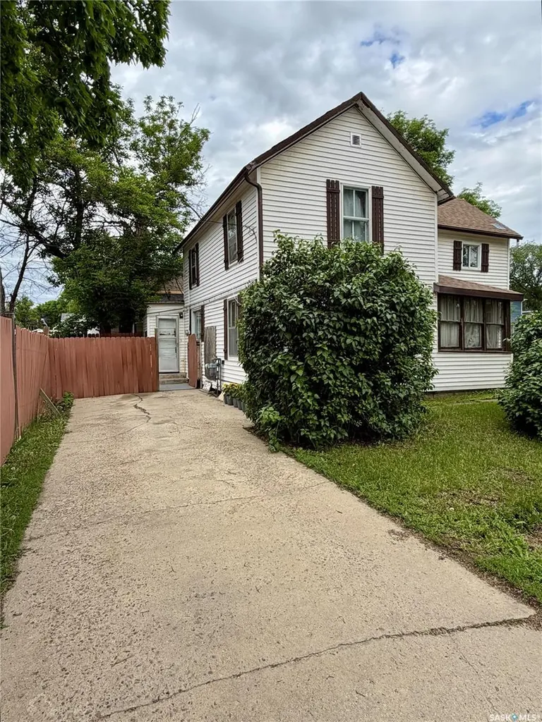 233 Herbert Street E Swift Current SK S9H 1M3