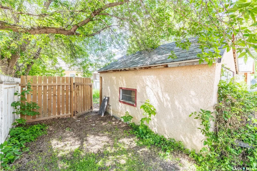 1205 1st Avenue NW Moose Jaw SK S6H 3N5