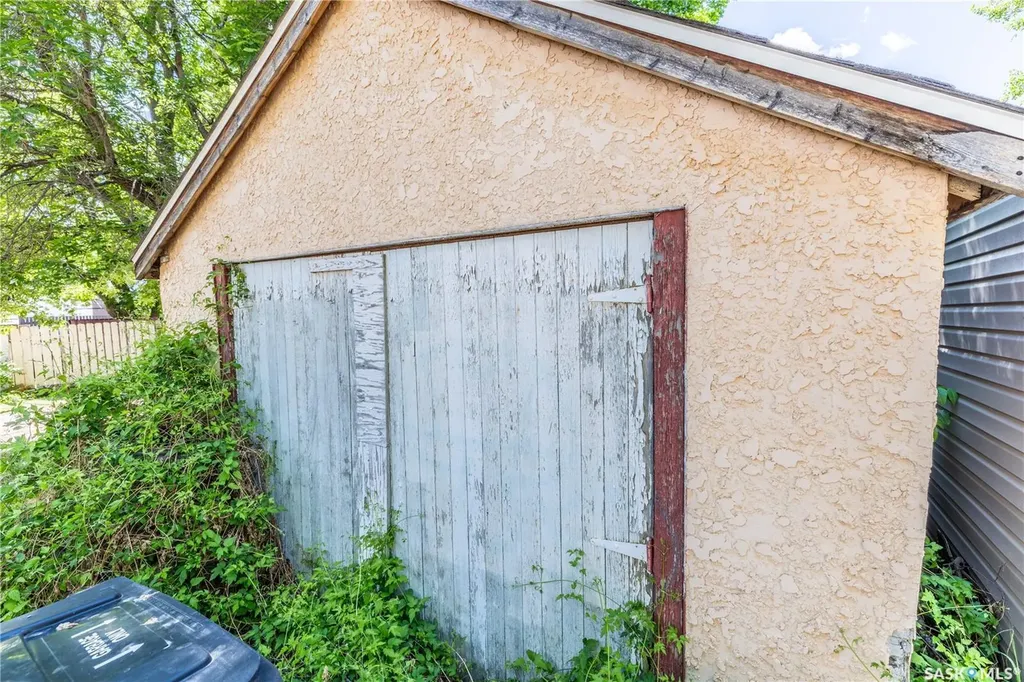 1205 1st Avenue NW Moose Jaw SK S6H 3N5