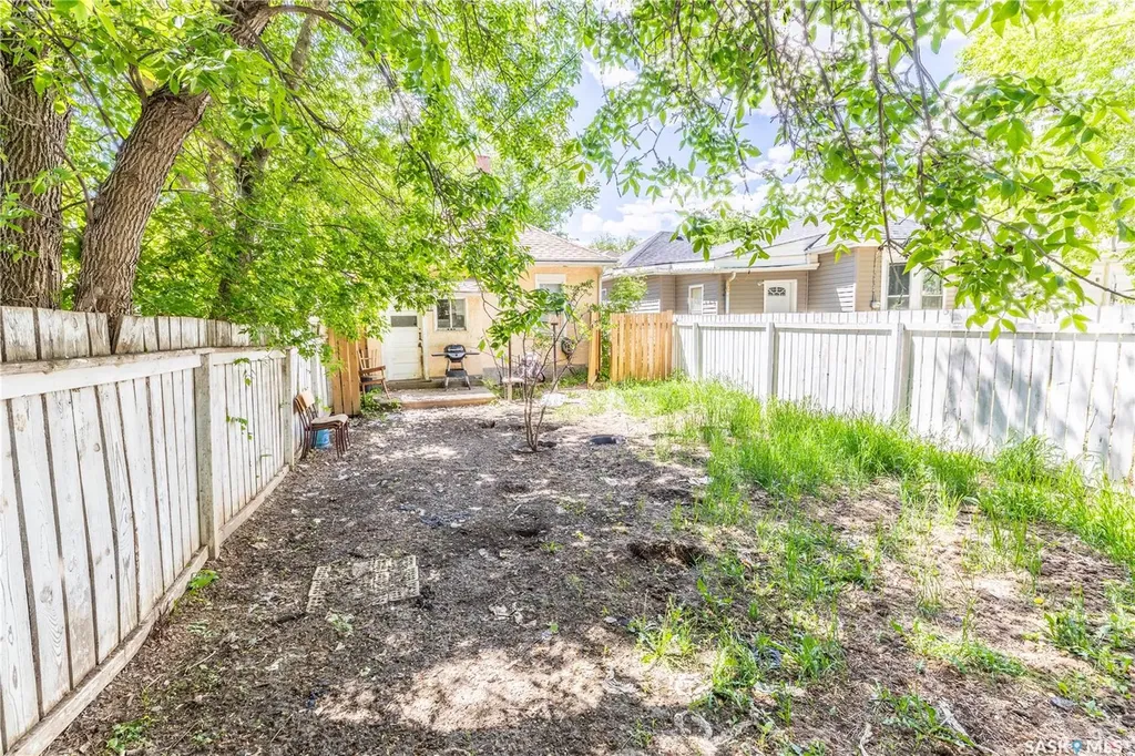 1205 1st Avenue NW Moose Jaw SK S6H 3N5