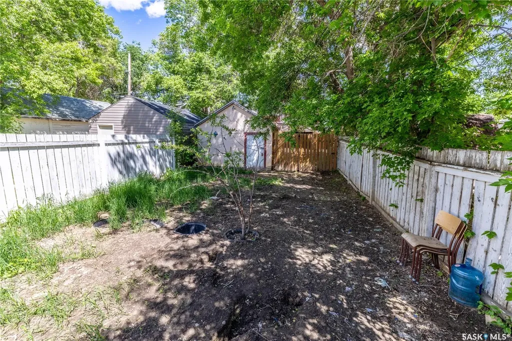 1205 1st Avenue NW Moose Jaw SK S6H 3N5