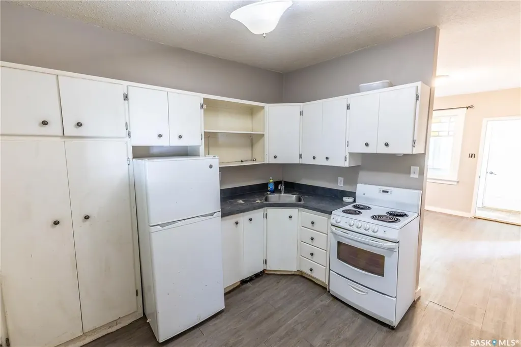 1205 1st Avenue NW Moose Jaw SK S6H 3N5