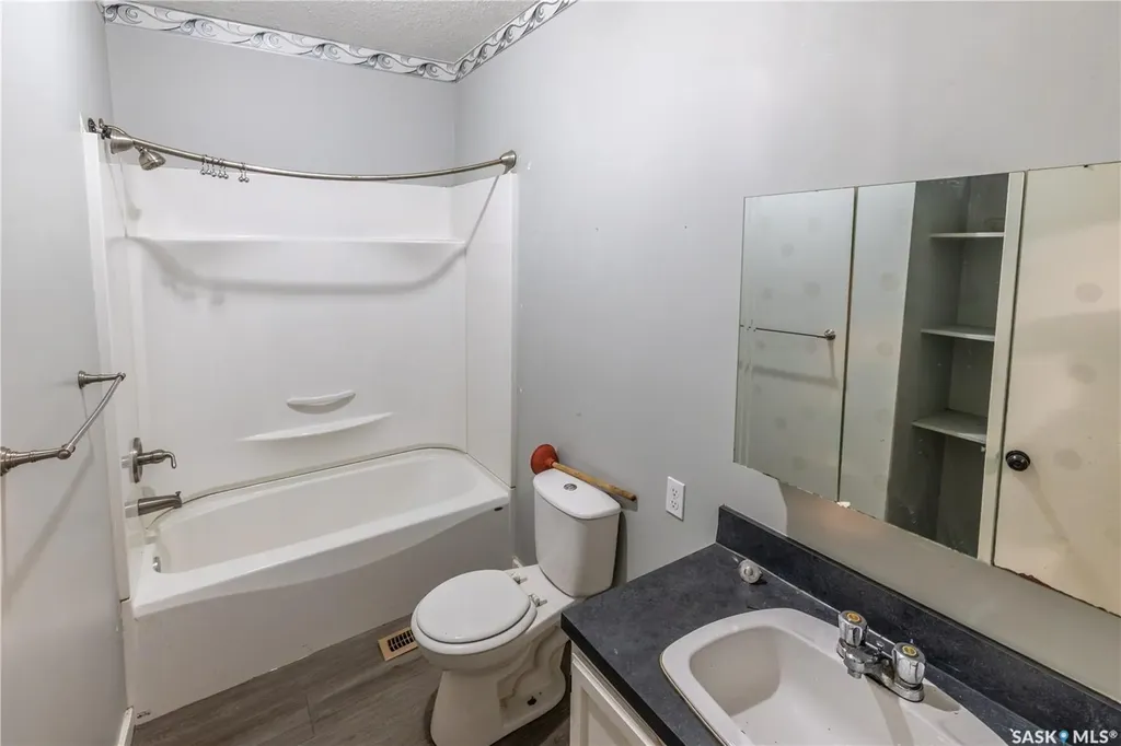 1205 1st Avenue NW Moose Jaw SK S6H 3N5