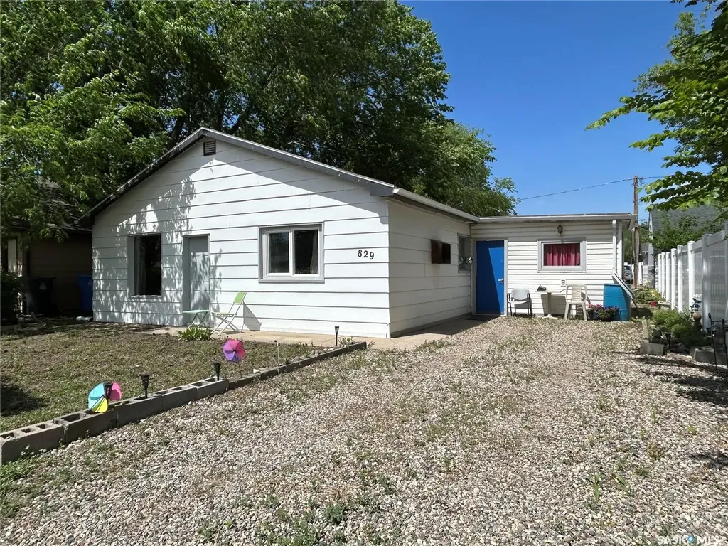 829 King Street Estevan SK S4A 1L2