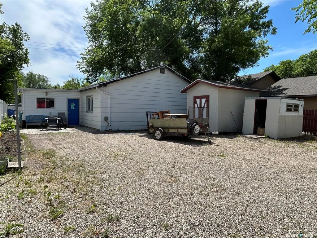 829 King Street Estevan SK S4A 1L2