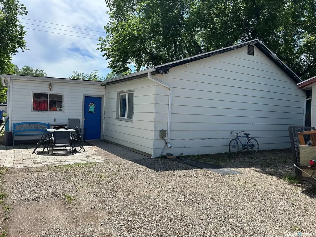 829 King Street Estevan SK S4A 1L2