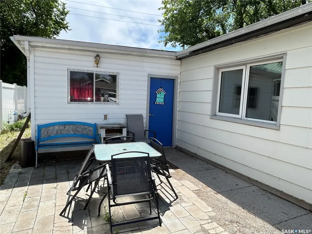 829 King Street Estevan SK S4A 1L2