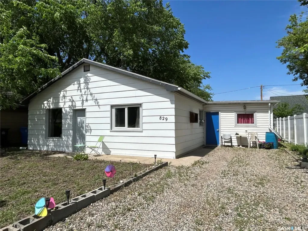829 King Street Estevan SK S4A 1L2