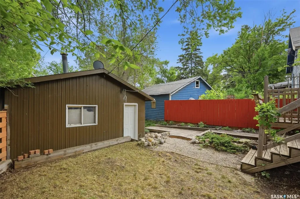 413 26th Street W Saskatoon SK S7L 0J1