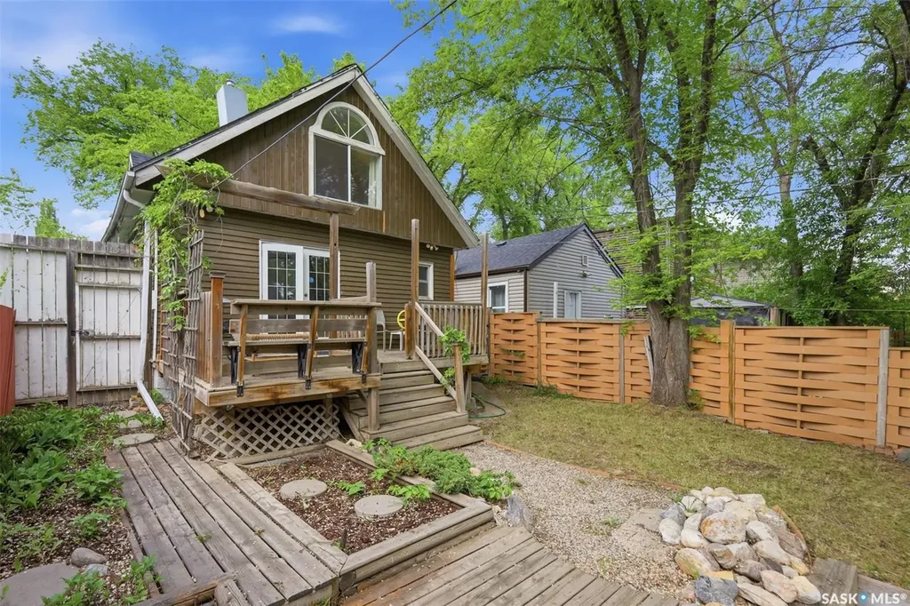 413 26th Street W Saskatoon SK S7L 0J1