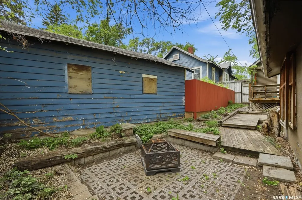 413 26th Street W Saskatoon SK S7L 0J1