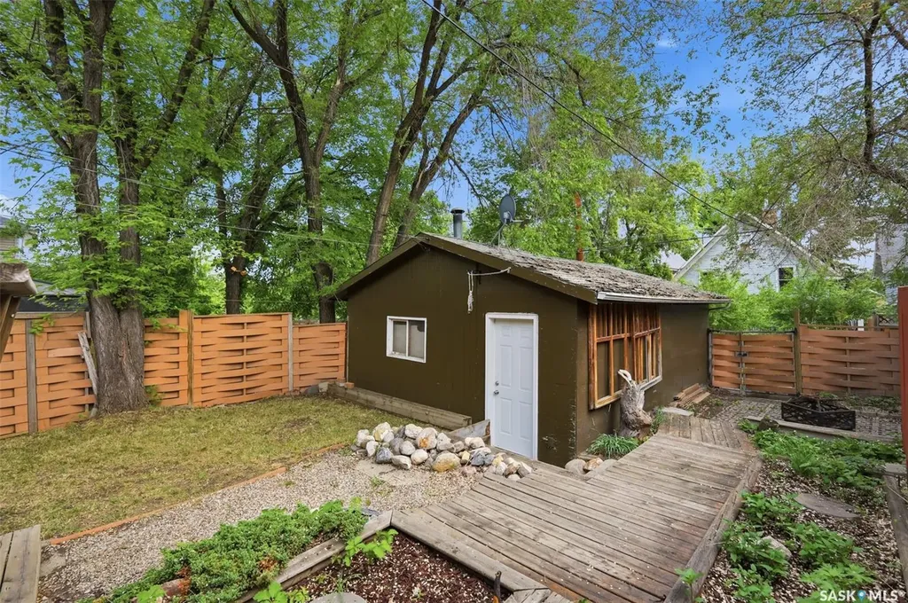 413 26th Street W Saskatoon SK S7L 0J1
