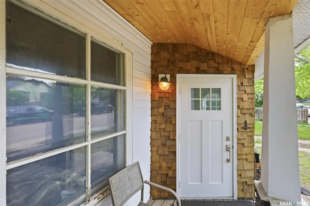 413 26th Street W Saskatoon SK S7L 0J1