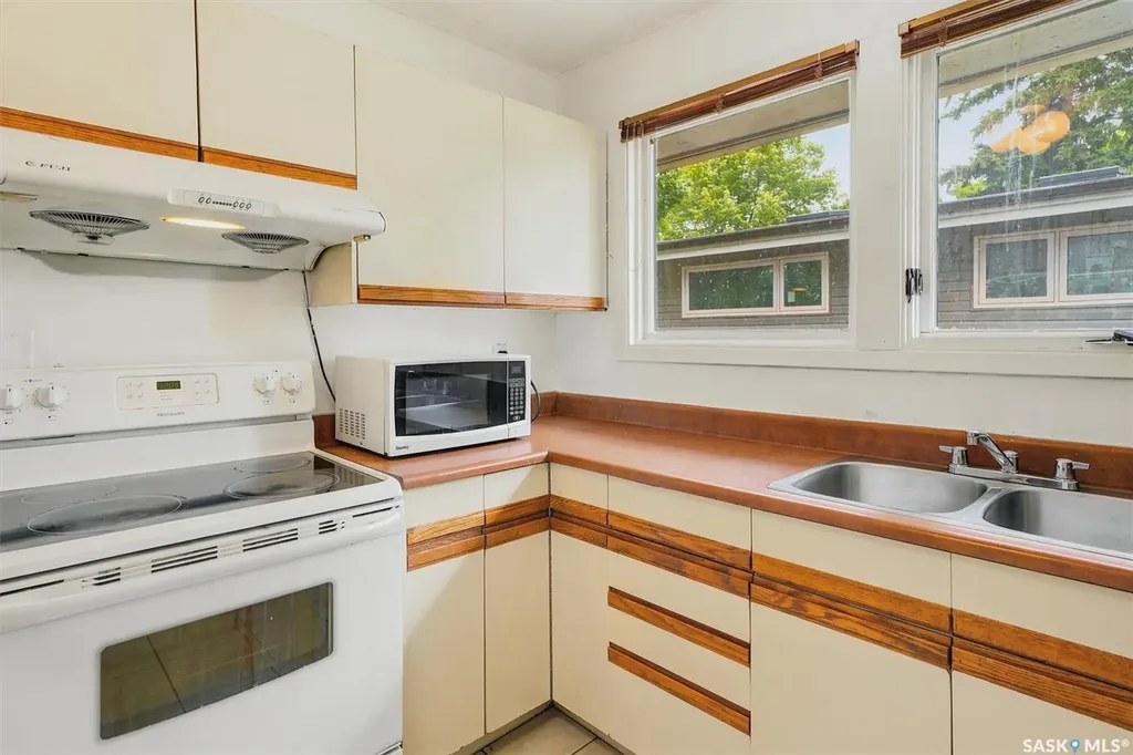 99 Lindsay Drive Saskatoon SK S7H 3E4