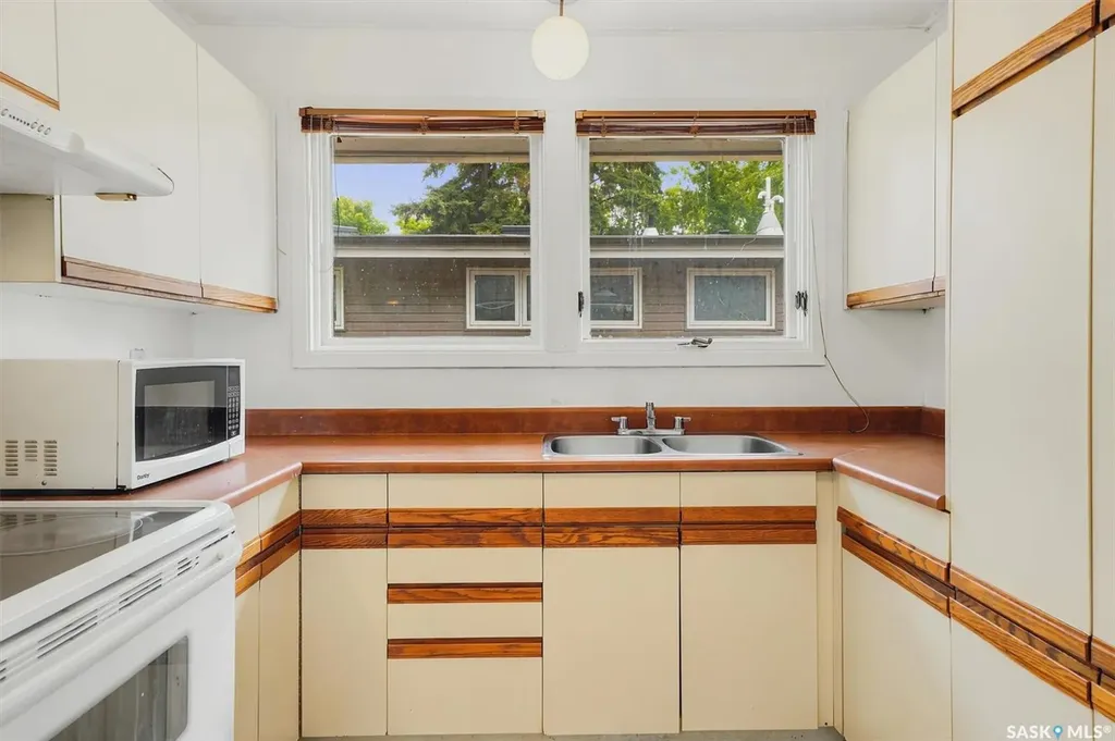 99 Lindsay Drive Saskatoon SK S7H 3E4