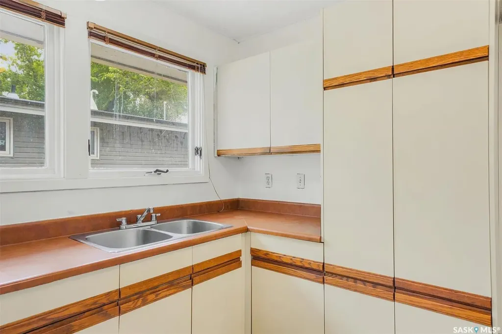 99 Lindsay Drive Saskatoon SK S7H 3E4
