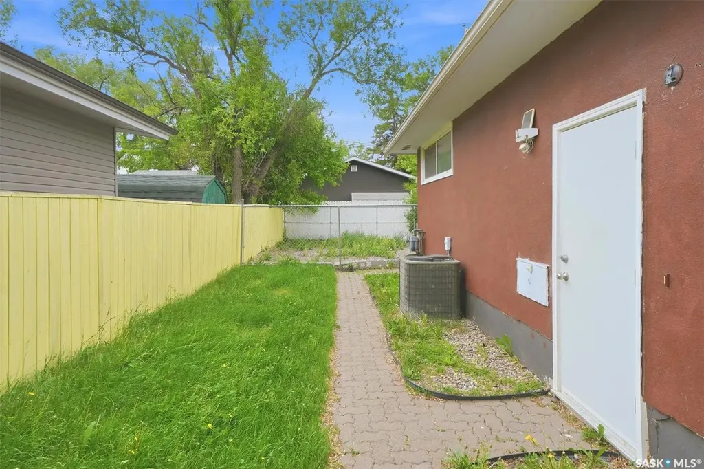 99 Lindsay Drive Saskatoon SK S7H 3E4
