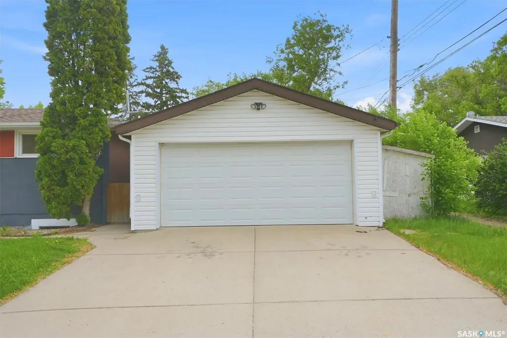 99 Lindsay Drive Saskatoon SK S7H 3E4