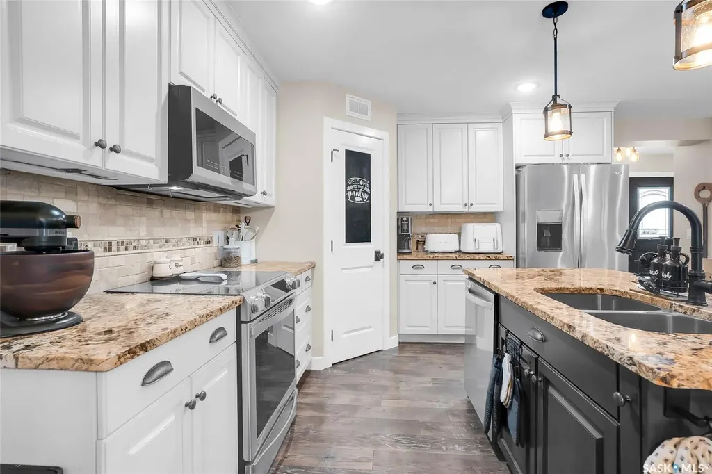 1057 Kolynchuk Crescent Saskatoon SK S7T 0X4