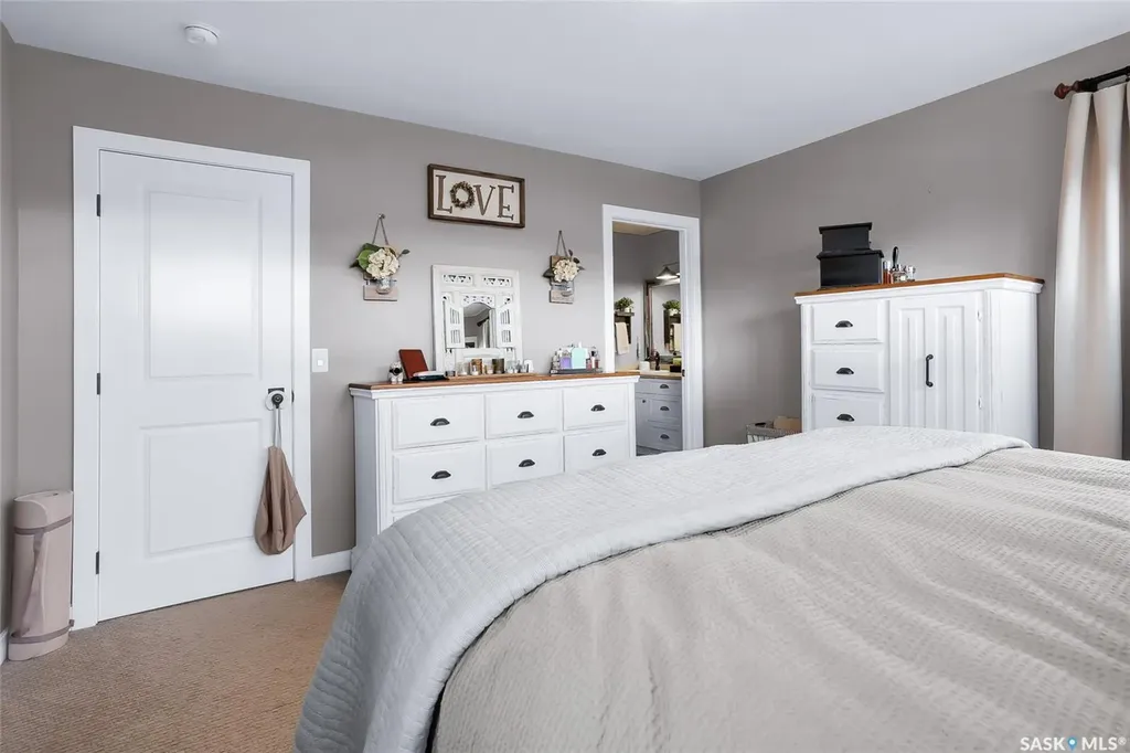 1057 Kolynchuk Crescent Saskatoon SK S7T 0X4