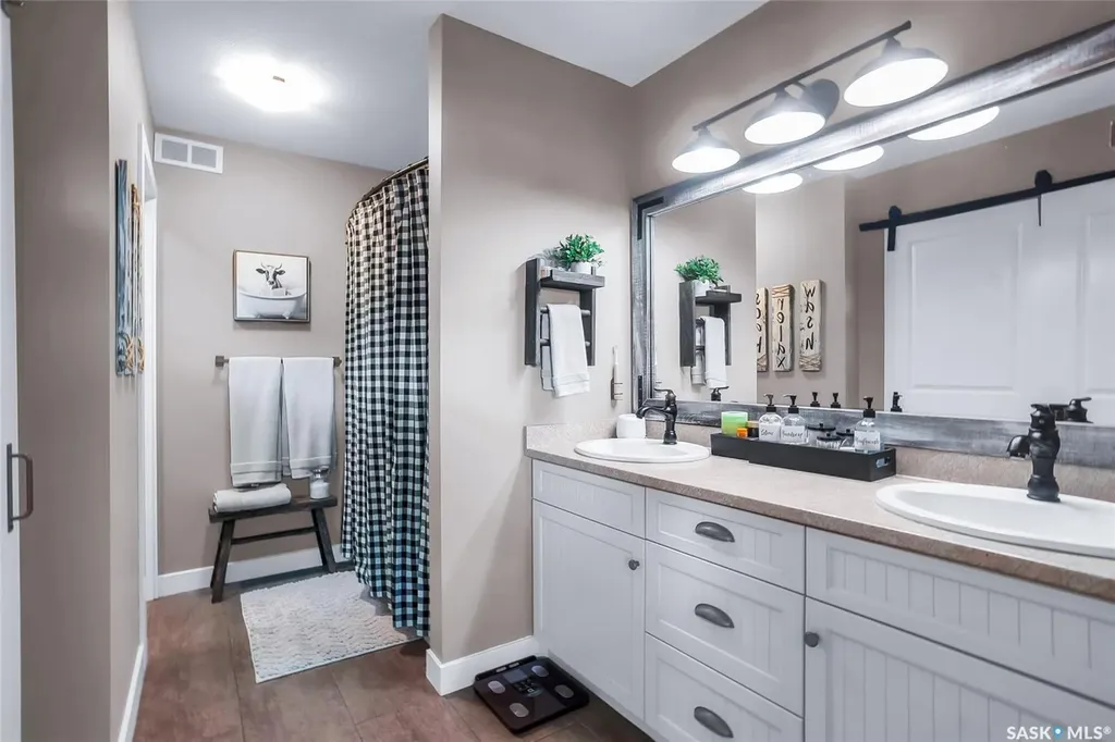 1057 Kolynchuk Crescent Saskatoon SK S7T 0X4
