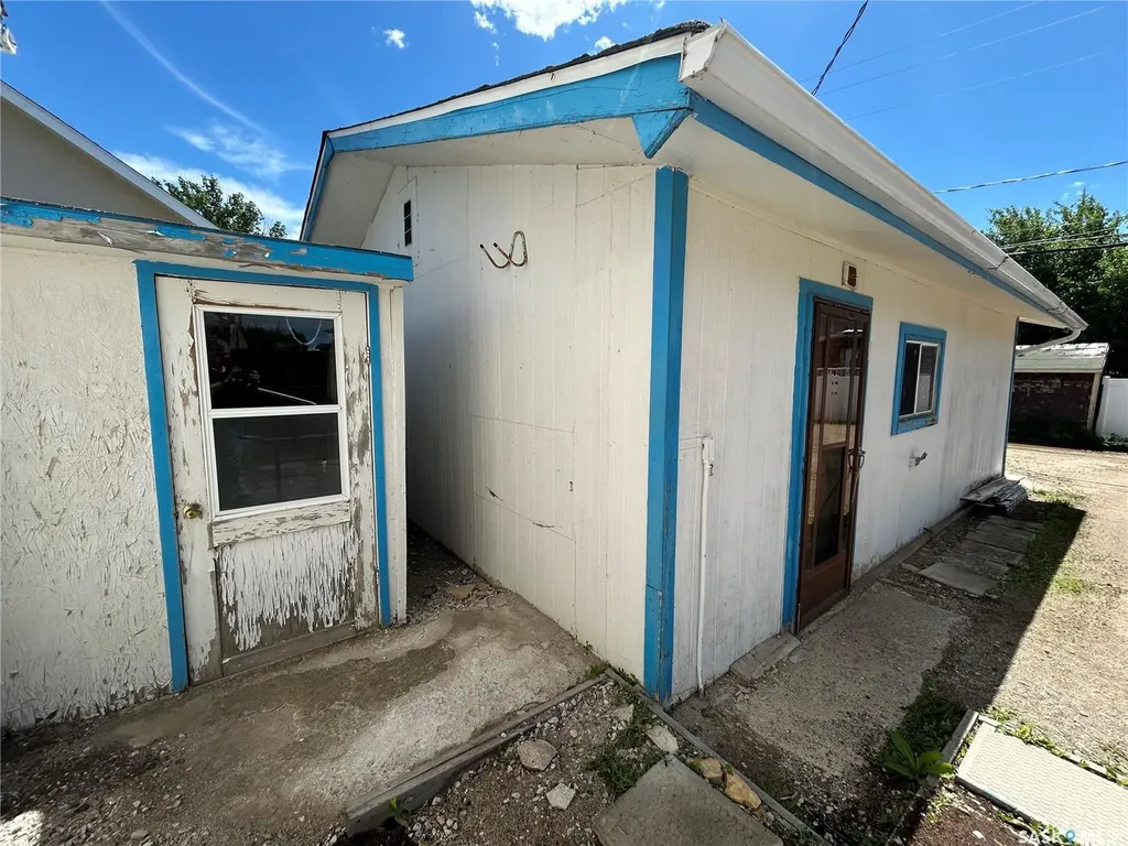 929 Brown Street Moose Jaw SK S6H 2Z1