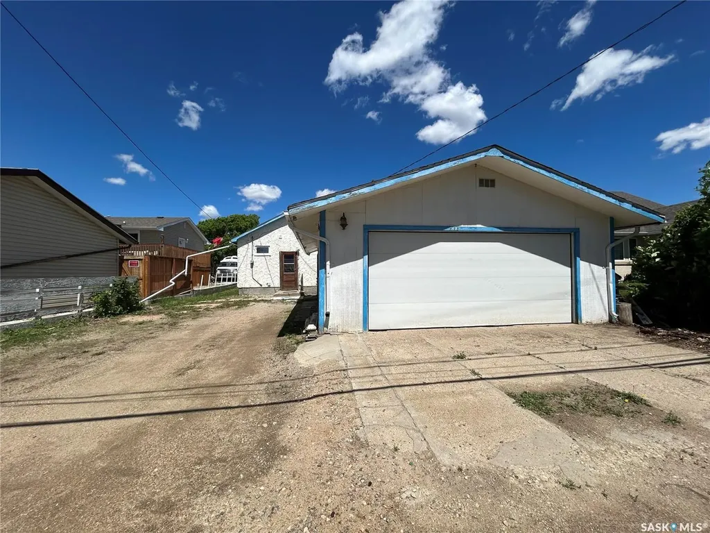 929 Brown Street Moose Jaw SK S6H 2Z1