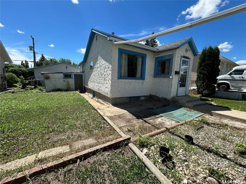 929 Brown Street Moose Jaw SK S6H 2Z1