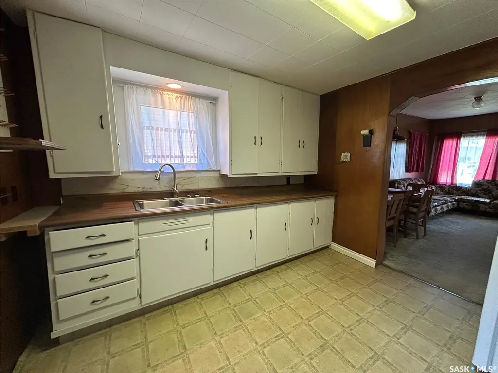 929 Brown Street Moose Jaw SK S6H 2Z1