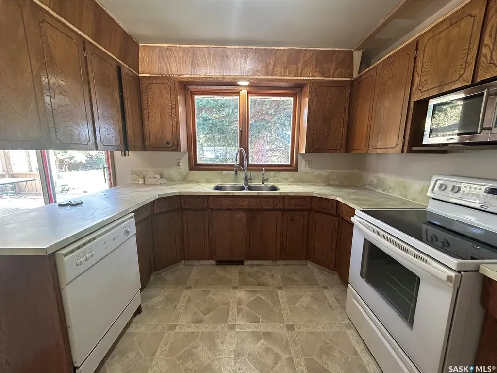 1639 11th Avenue NW Moose Jaw SK S6H 6M5