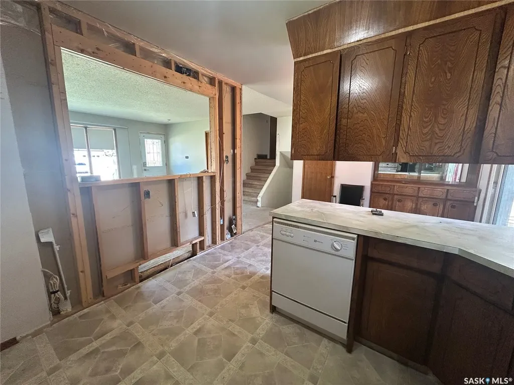 1639 11th Avenue NW Moose Jaw SK S6H 6M5