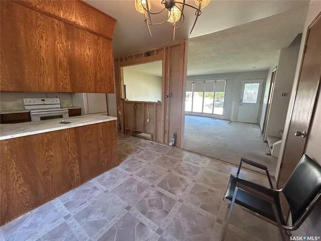 1639 11th Avenue NW Moose Jaw SK S6H 6M5