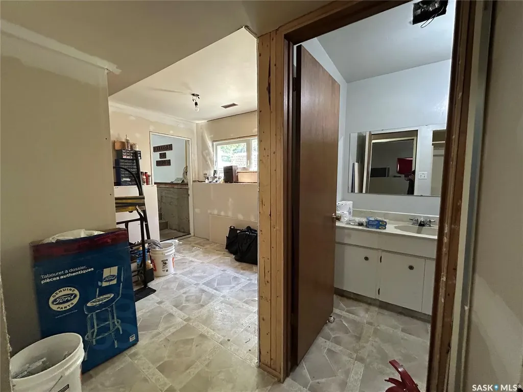 1639 11th Avenue NW Moose Jaw SK S6H 6M5