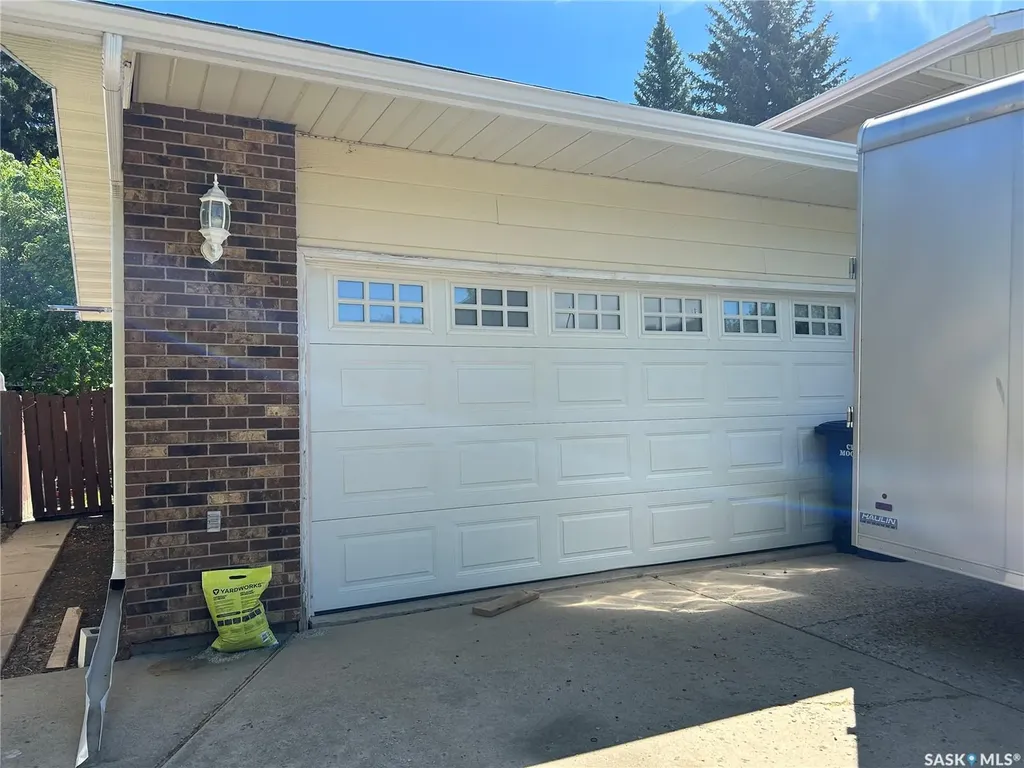 1639 11th Avenue NW Moose Jaw SK S6H 6M5