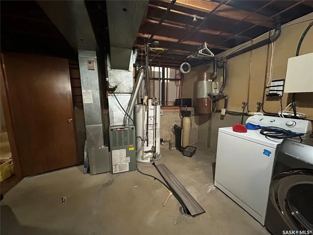 1639 11th Avenue NW Moose Jaw SK S6H 6M5