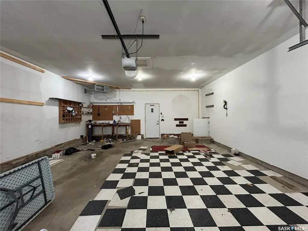 1639 11th Avenue NW Moose Jaw SK S6H 6M5