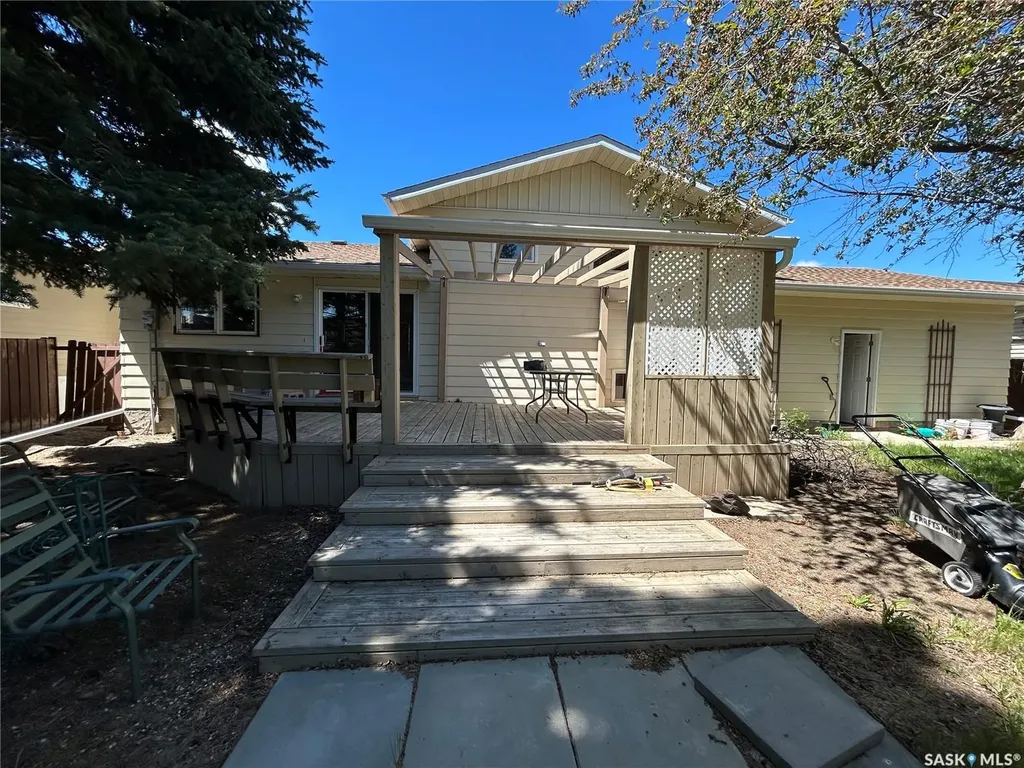 1639 11th Avenue NW Moose Jaw SK S6H 6M5